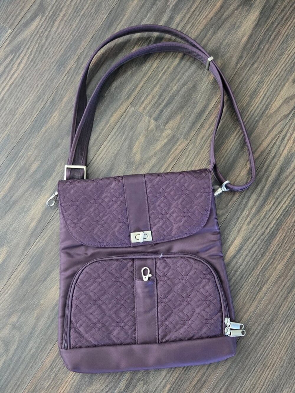 TRAVELON Anti-Theft Signature Messenger Crossbody Quilted Bag NWOT